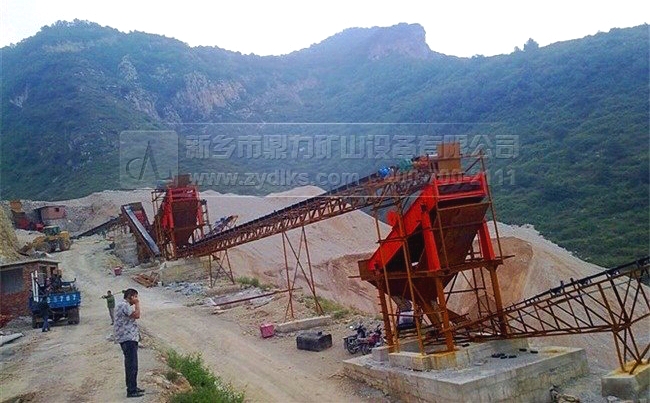 重庆时产300吨重锤式粉碎机，将石灰石一次粉碎成石子